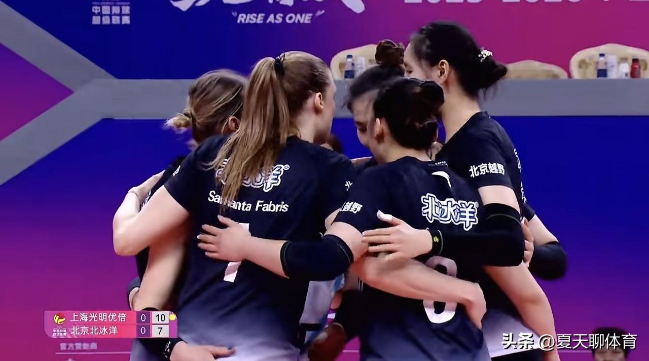 正在直播上海女排VS北京女排！北京女排已经无缘四强，这场比赛是为荣誉而战，匡琦教