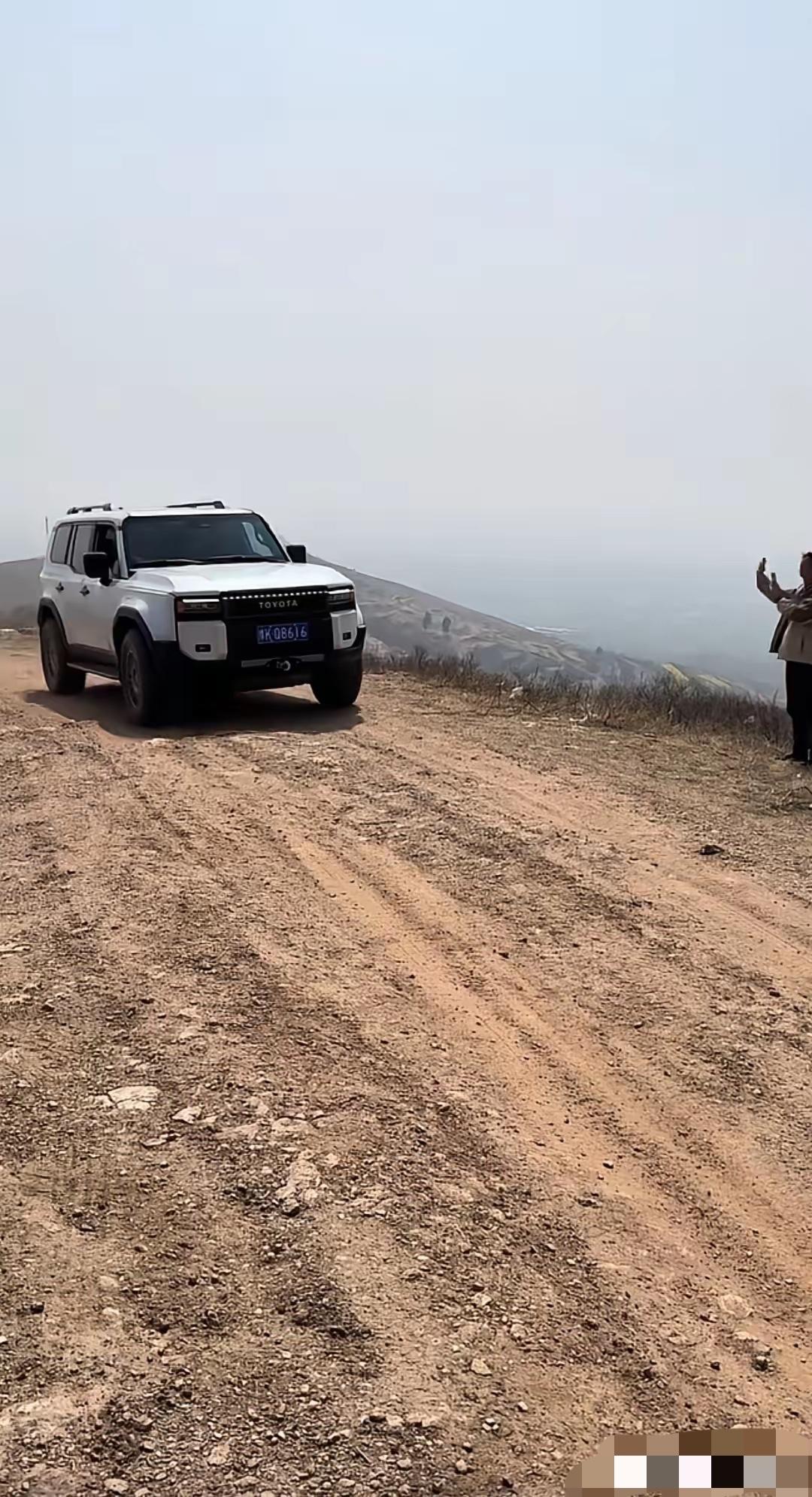 于东来又换车了！
今天有网友在禹州大v沟偶遇于东来，发现他又换车了。前几天在乌兰