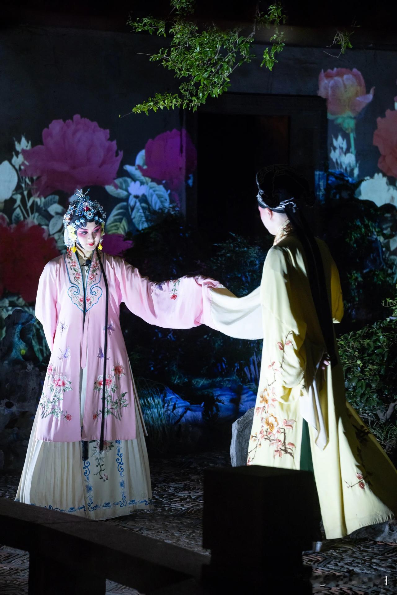 只此周庄灯影幻，水乡古韵画中传。江南水乡昆山周庄，一场以“逐光千年，寻宋梦华”为