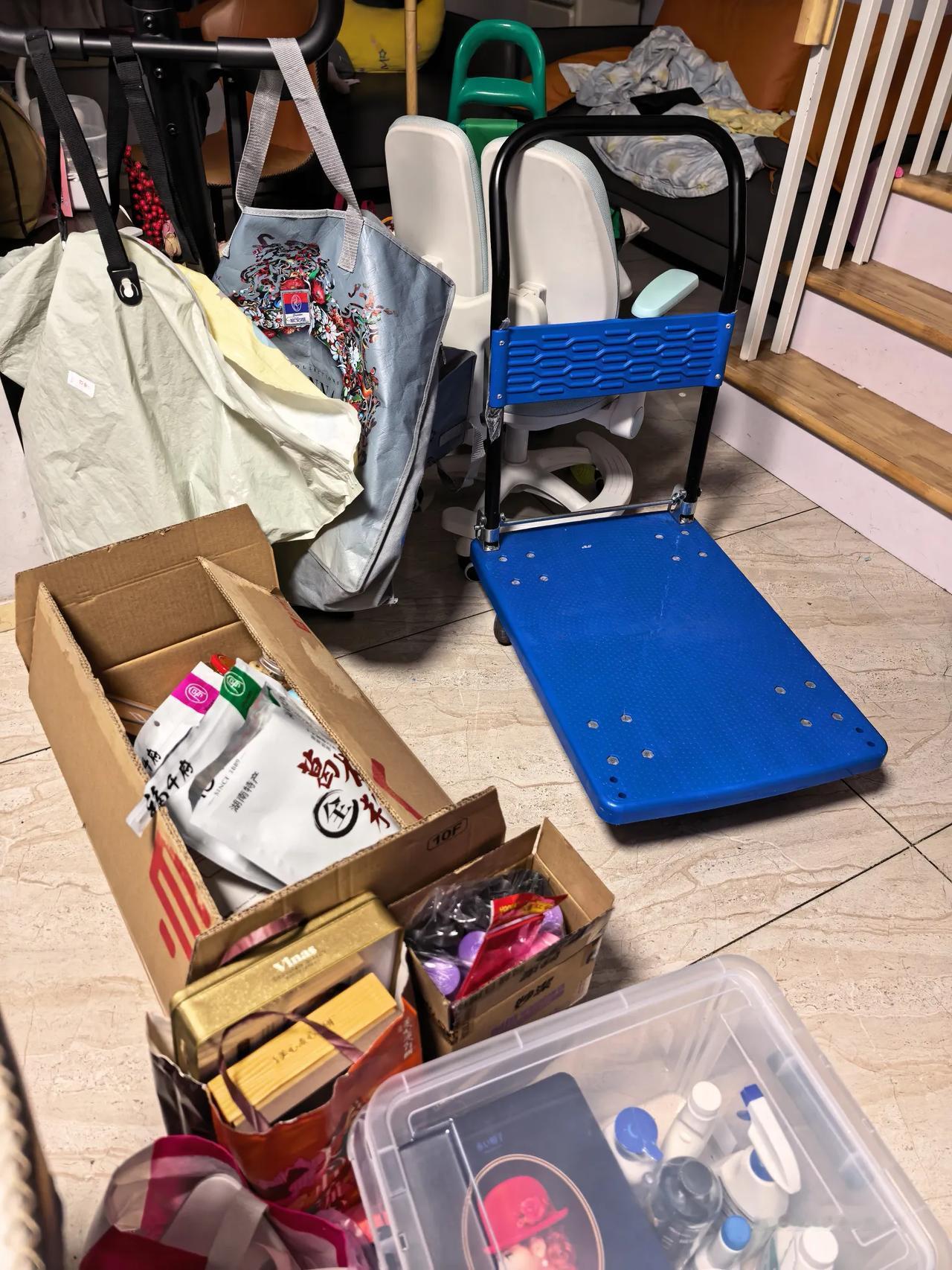 这个中秋连续搬了两天的家，明天还会接着。我很困惑，为什么有那么多的东西，还是在大