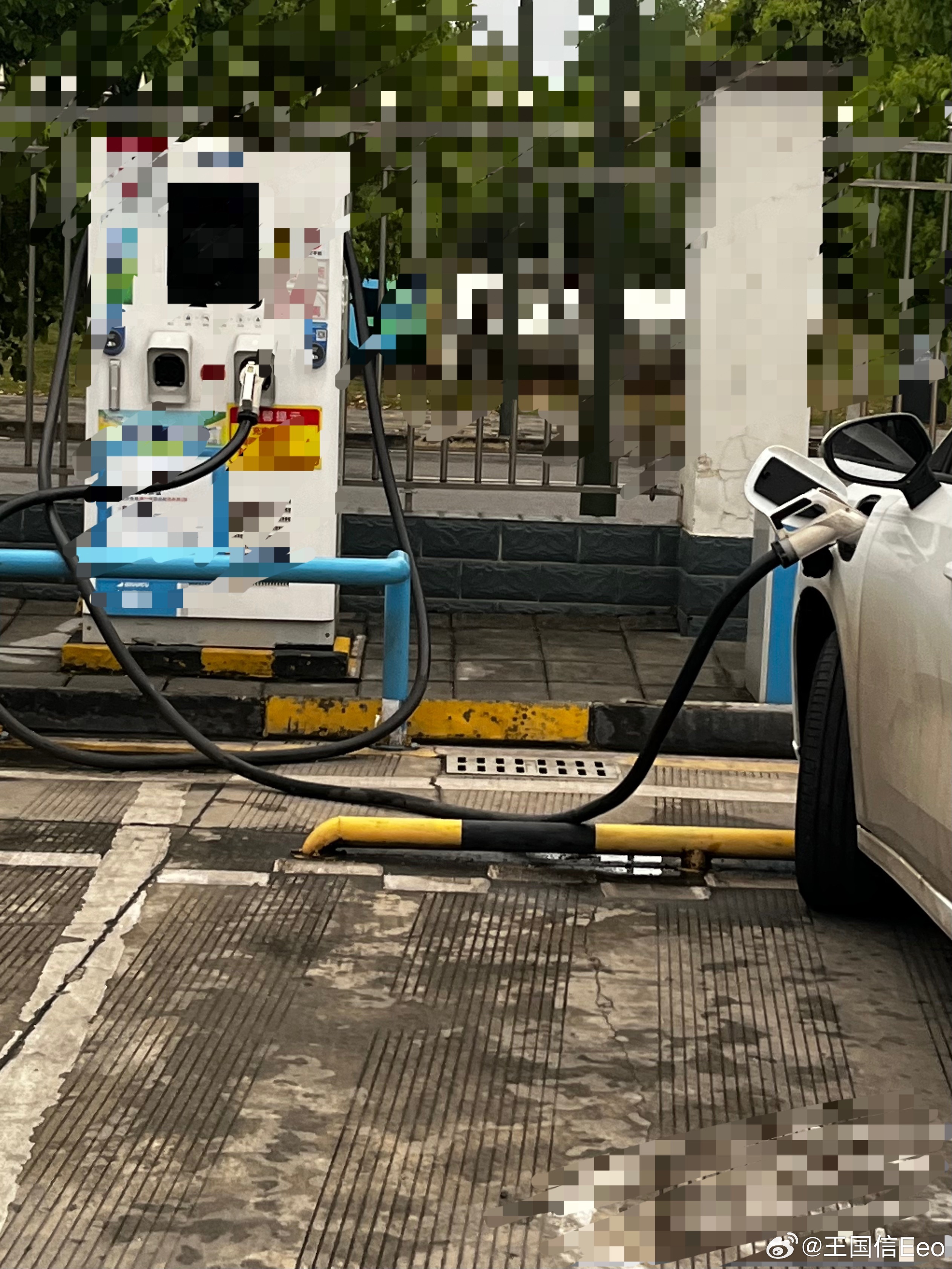 停好车才发现充电枪被旁边别车用了，他自己那边的充电枪线太短我又拉不过来。挪车挪位