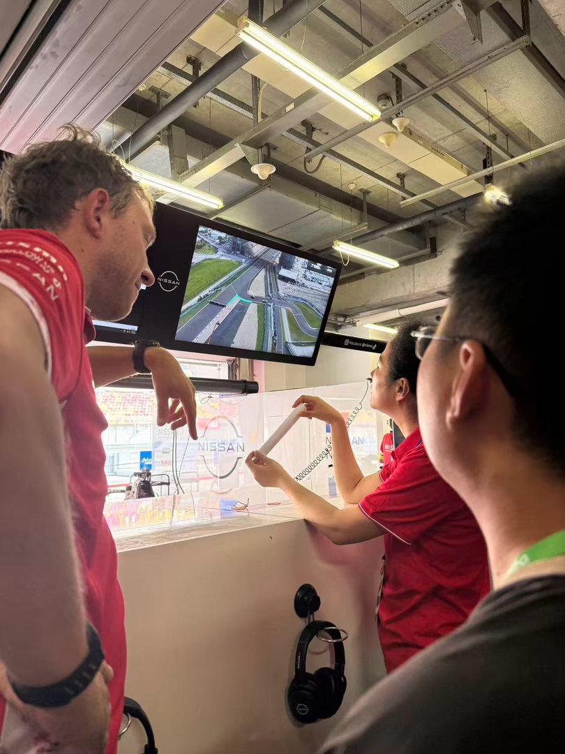 这周FE来到上海赛车场，今天自由练习赛来到日产PIT房参观🏎️虽然FE没有F1