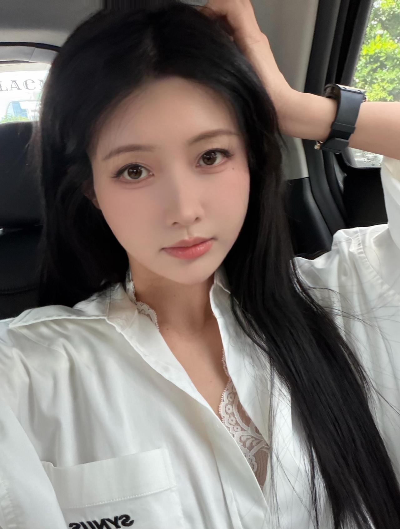 黑发若瀑，白衣似雪，媚眼如丝！高清美女