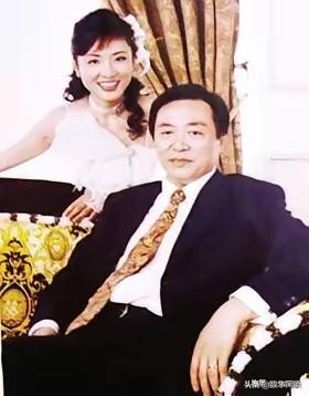 两张经典明星夫妻合照同框对比，一张是央视名嘴周涛与丈夫的留影，另一张是八十年代顶
