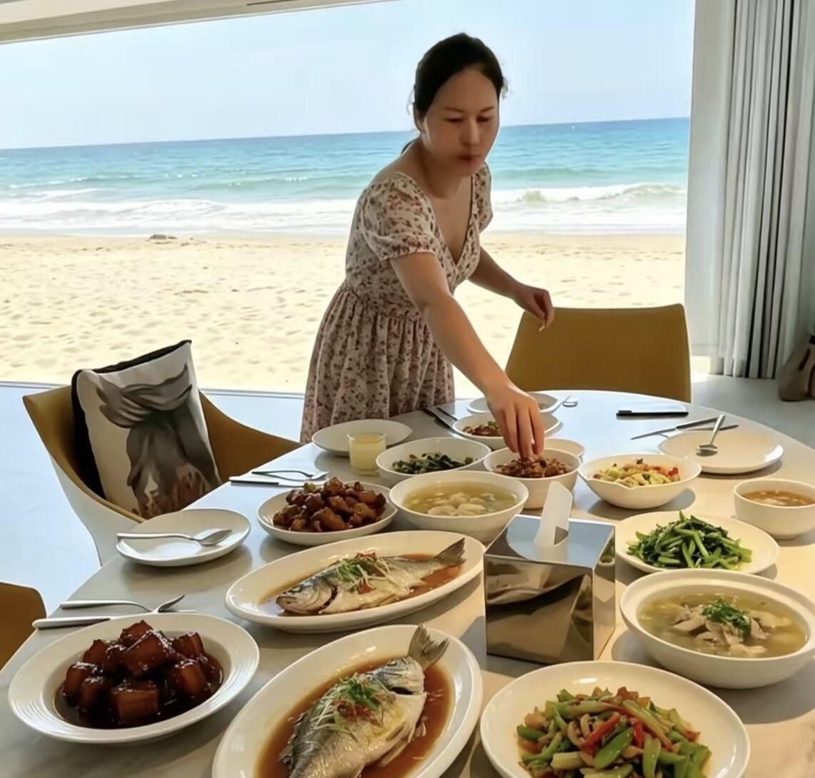 小杨阿姨五一节又和小玥儿姐弟俩一起玩，小杨阿姨负责给她们拍美照

小杨阿姨又给她