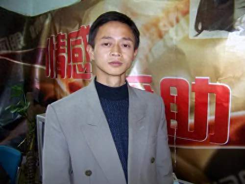 男子10块钱衣服穿20年，却砸30万积蓄支教，这才是最纯粹的善良