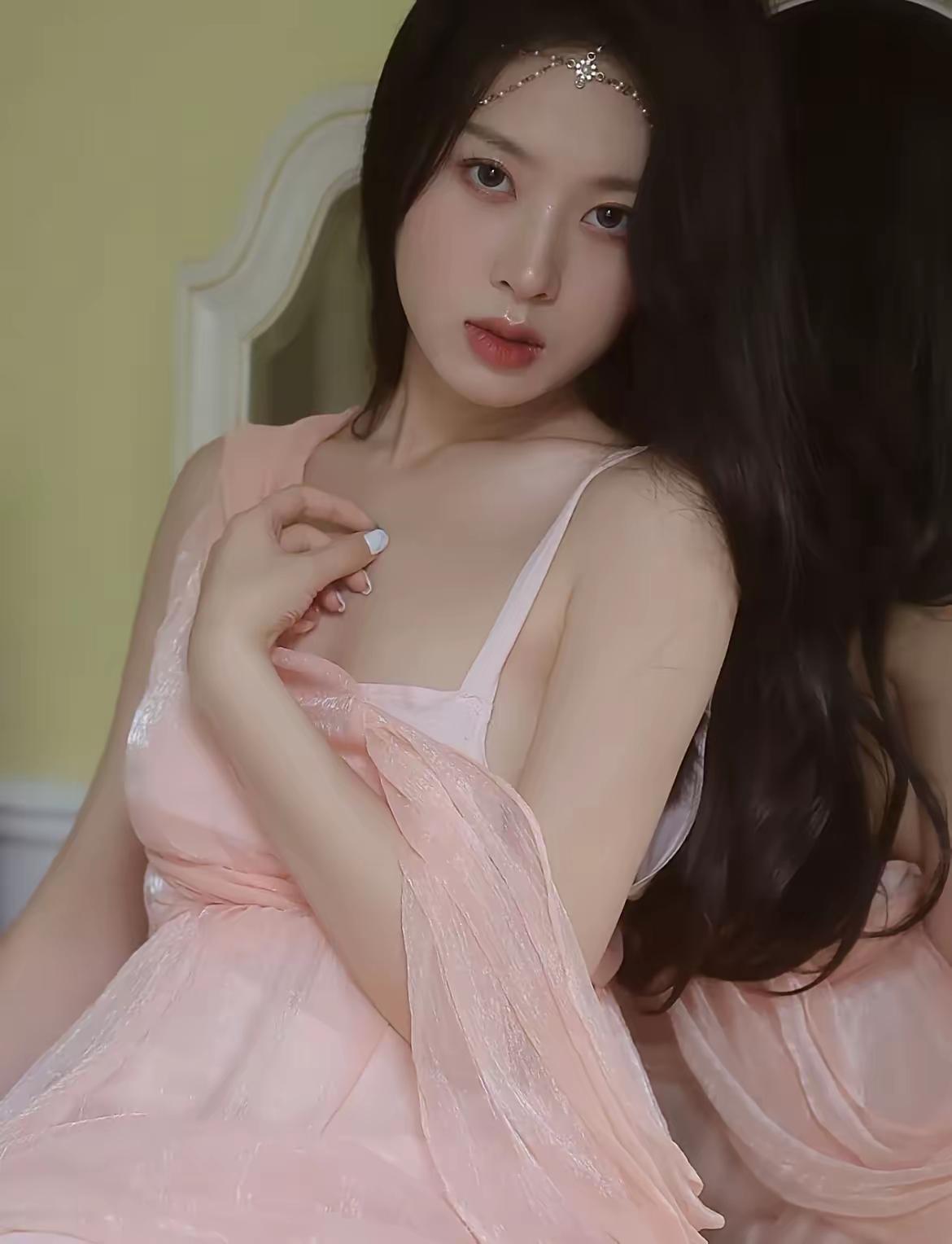 梦幻粉裙少女，温柔优雅，镜中倒影，唯美动人。发一张你眼中最美的微笑照片 中式古典