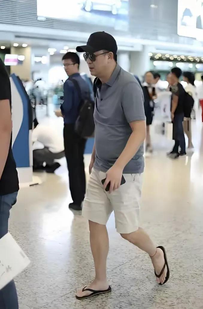网友在车站候车室遇到这个哥们，长的太像电视剧里的那位演员了，就是电视剧潜伏在敌人