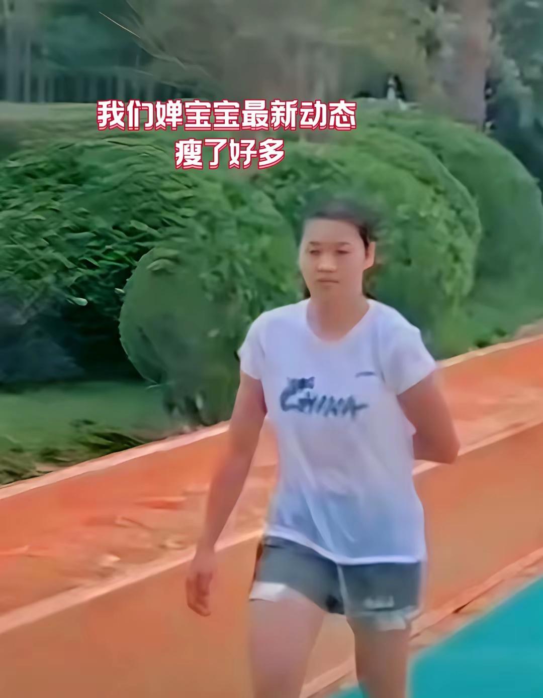 全红婵最新照片流出！
图一是全红婵最新晨跑照片，肉眼可见她瘦了许多，胳膊和腿比之