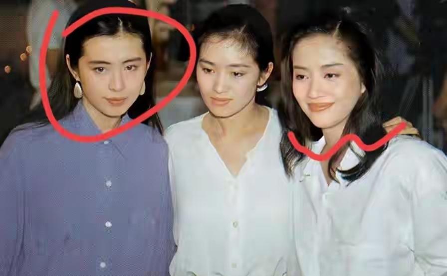 三个女生站在一起，穿着休闲。中间这是哪位？那时候最年轻漂亮，气质绝佳。