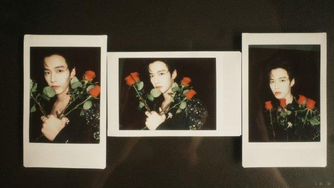 何与百花杀版拍立得何与手捧玫瑰花拍立得何与参加耀客发布会宣传百花杀！拍的这套拍立