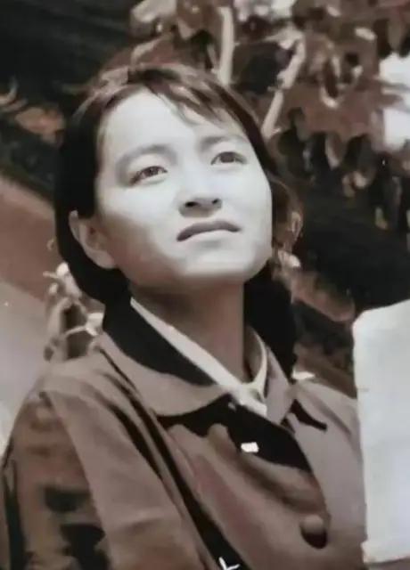 1995年12月，洛阳一间不足十平米的审讯室里，34岁的褚映群把床单撕成布条，搓