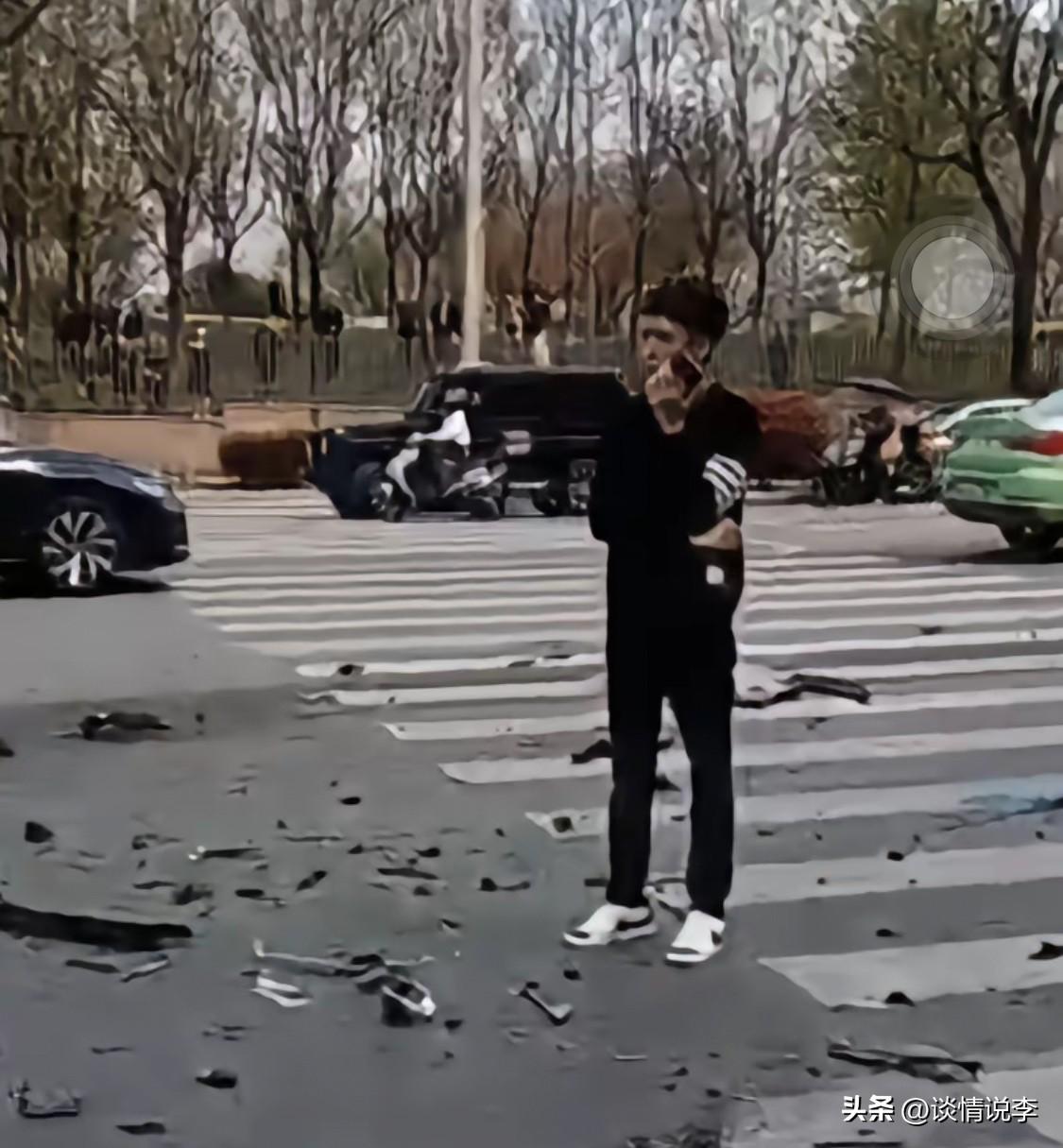 黑衣男子的情绪也太稳定了！一手插兜，一手拿着手机打电话，这个时候打电话想干嘛？难