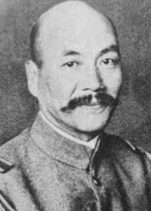 1942年，深秋时节的安徽安庆，有个不起眼的小角落，桂军炮兵连正忙着给炮弹做“美