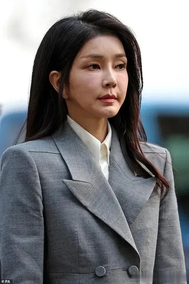 #韩国第一夫人金建希# 唯一没动的地方可能就是眼睛了：