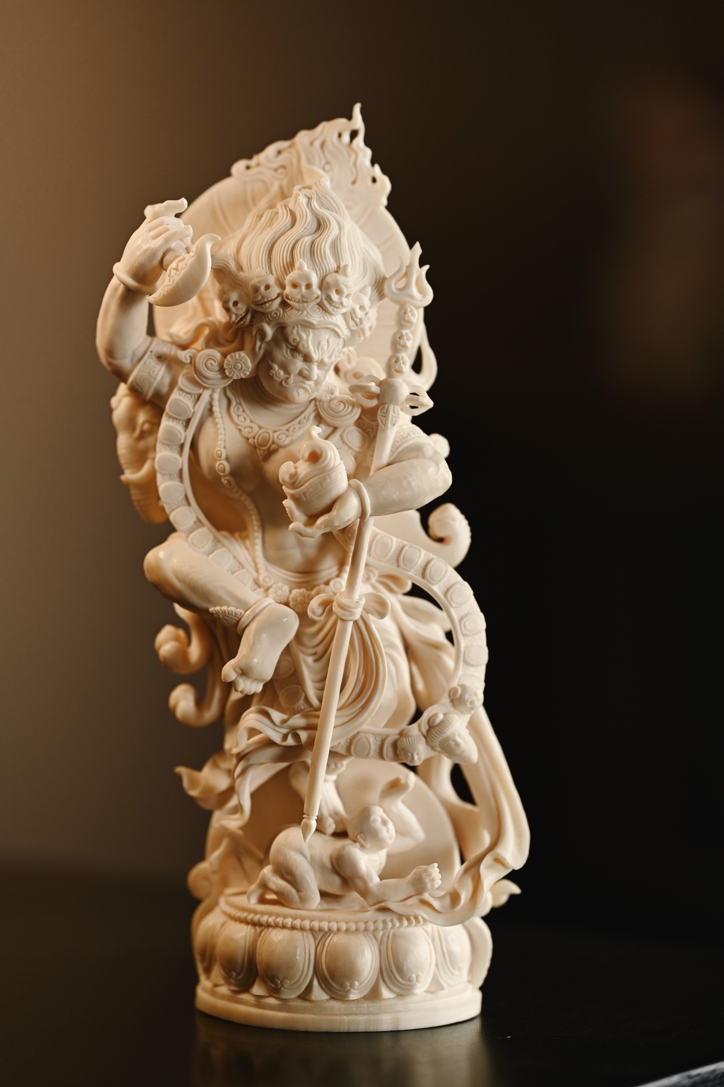 猛犸 | 大黑天取料细腻莹润，重工雕刻大黑天呈忿怒威猛相，五骷髅宝冠严饰头顶，火