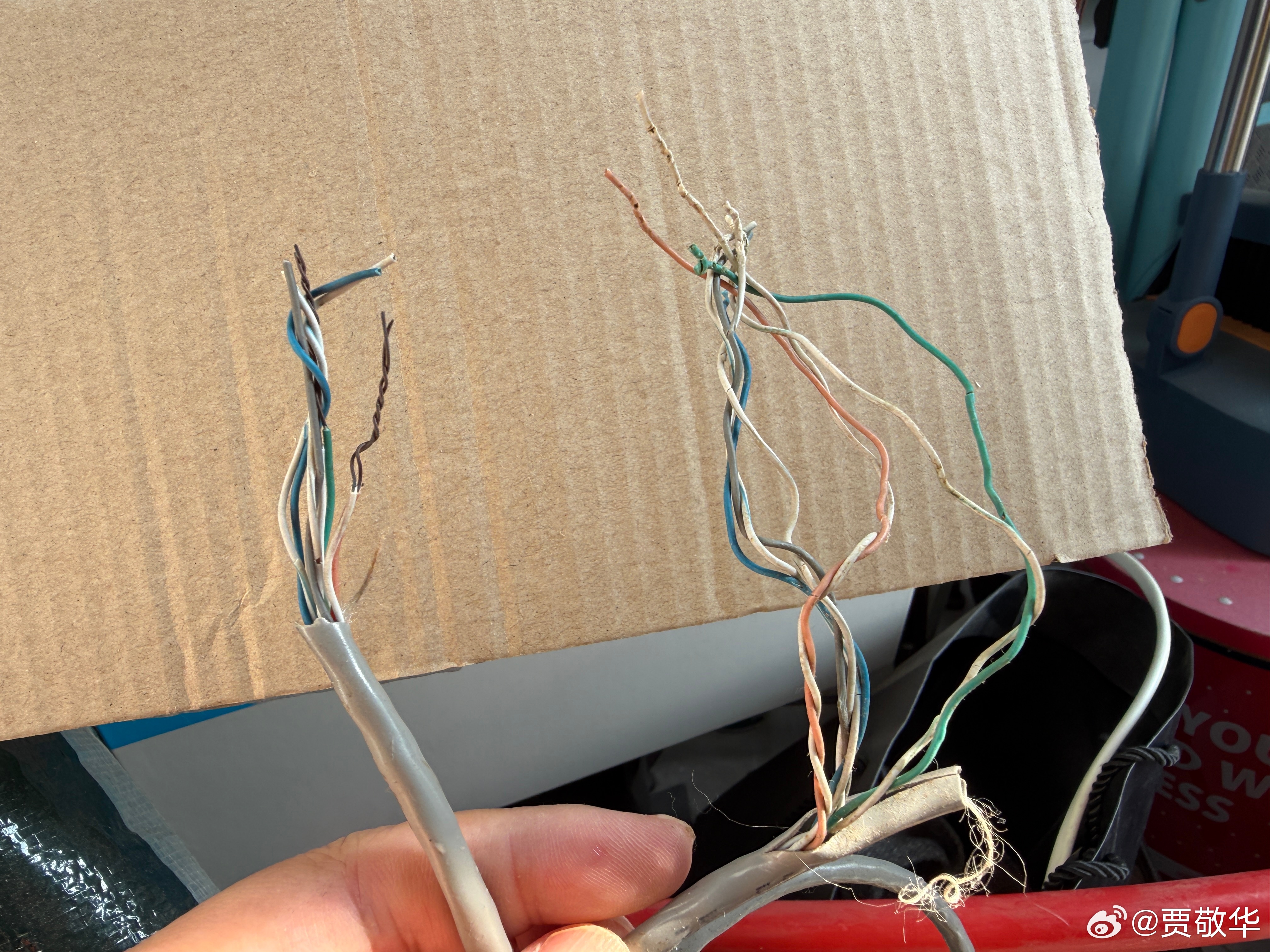 在很多人看来，网线的好坏需要专业人分辨。事实上，拿好网线跟劣质网线做个对比，普通