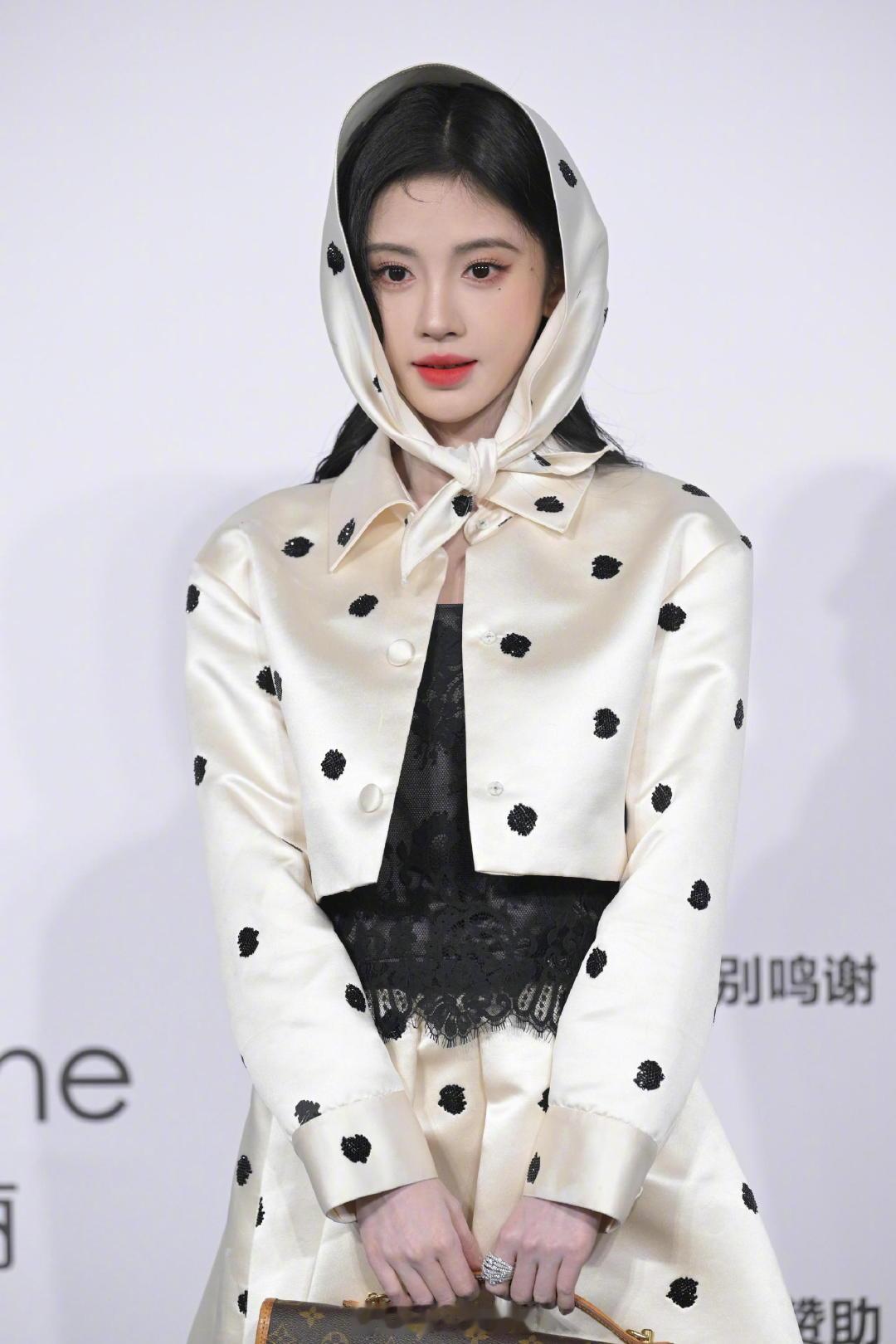 鞠婧祎亮相嘉人红毯   鞠婧祎摩登女郎   鞠婧祎造型来啦～是复古摩登少女登场！