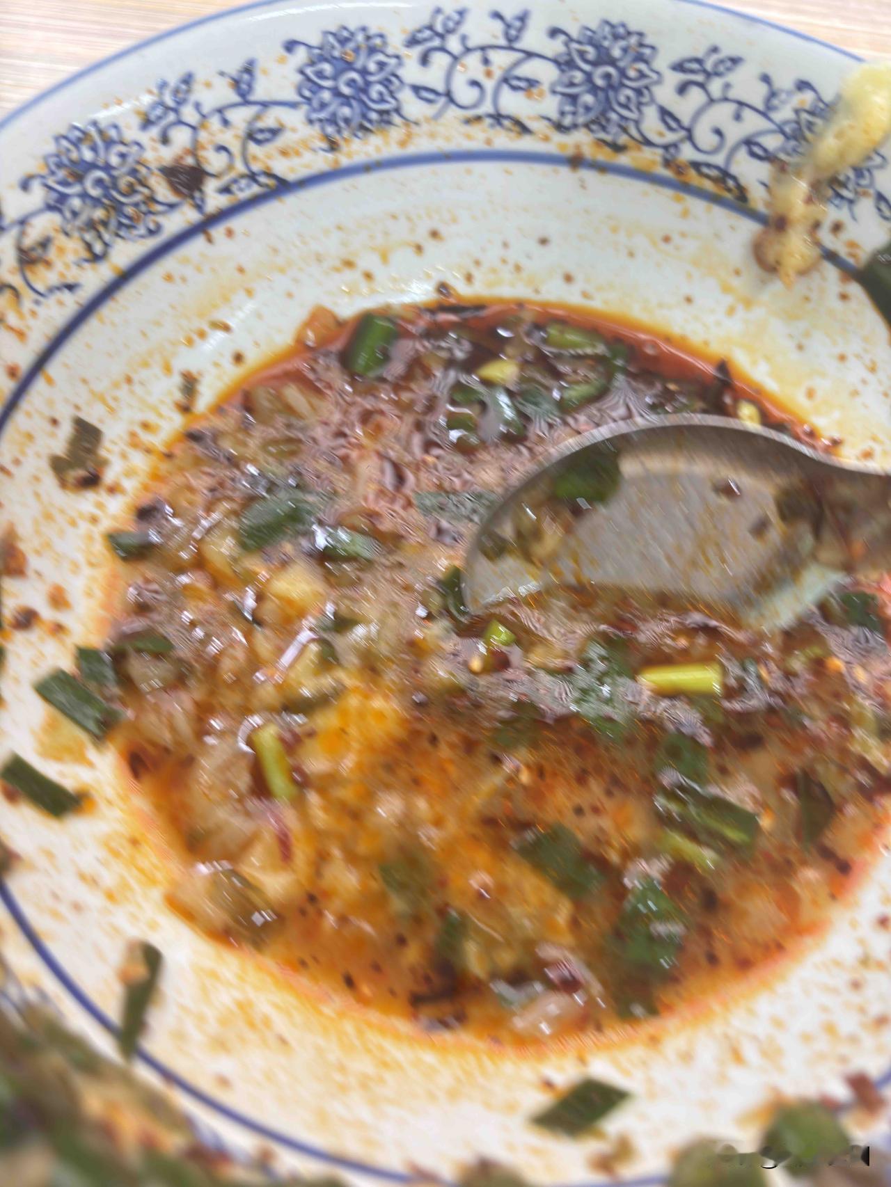 在西安二路老菜场吃的搅团，好久没吃过这个，一碗六元，发现这家生意还不错，吃搅团的