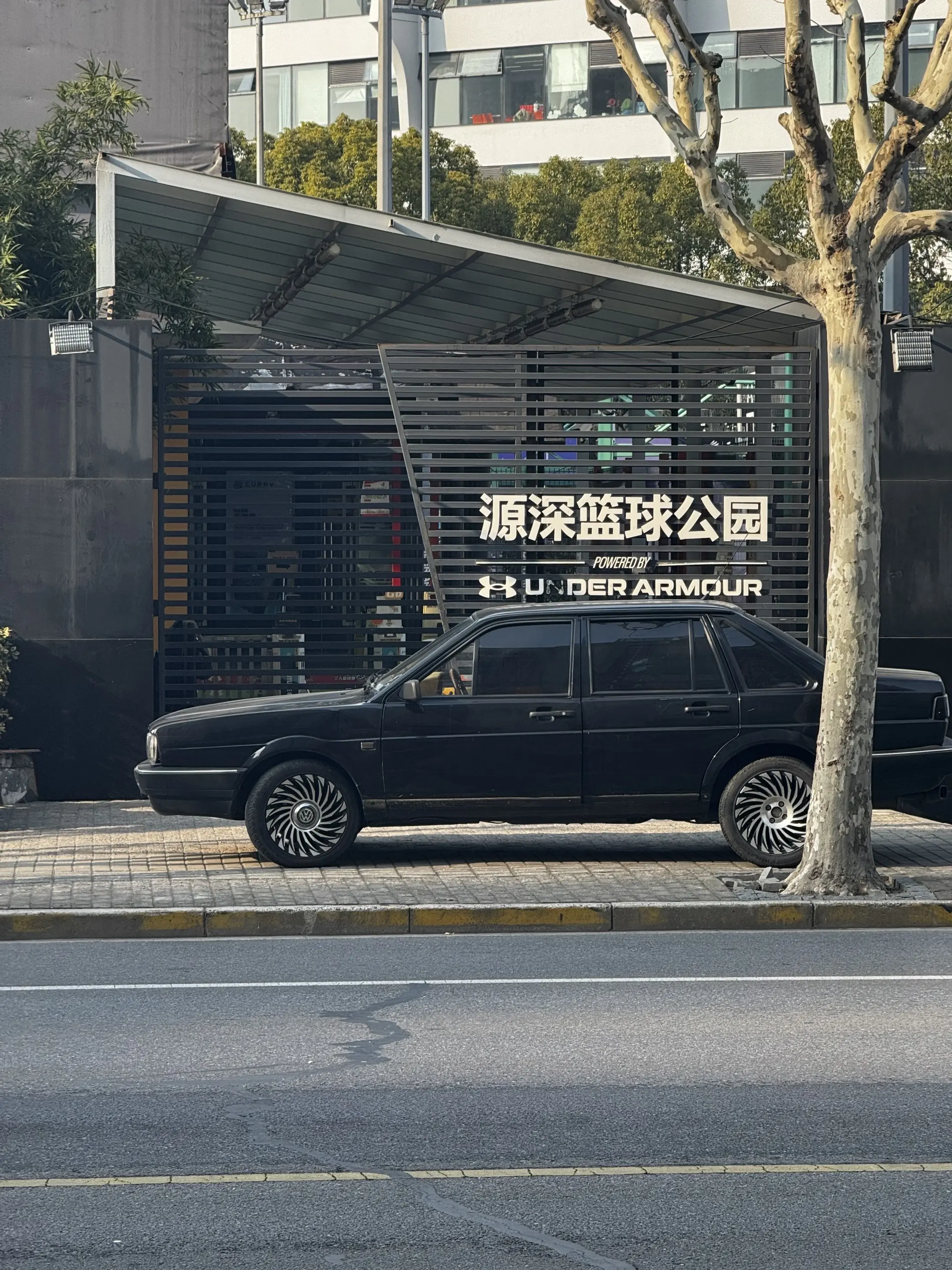 越来越感觉老车越来越有味。不知道后备箱里面放的是啥