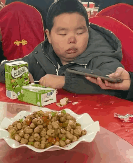 第一种人遇到不如意的事，会像玻璃球一样，掉到地上，摔碎成一地。
而另一种人，则会