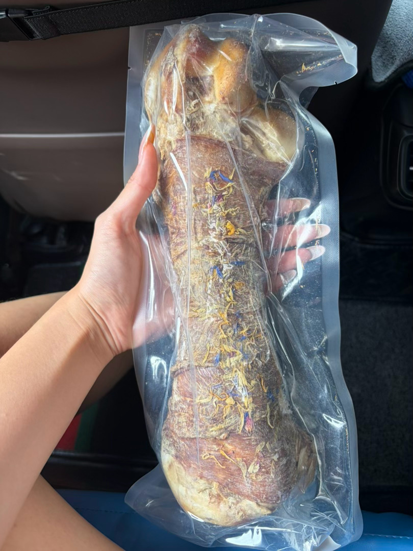 哈哈哈哈哈哈哈哈哈昨天逛街程哥给勺斥巨资买了一个超级无敌大磨牙棒 不敢想象勺看到