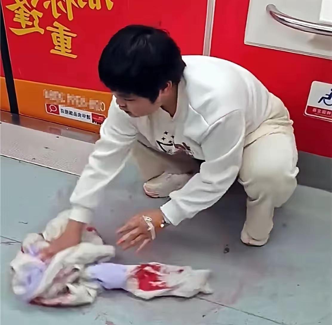 重庆女孩胡心瑶因患血管病在地铁上吐血后，默默脱下外套擦拭地板以防弄脏他人的新闻冲