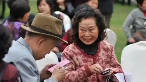 有知情人士爆料，澳大利亚有一群华人，本来都是国内机关单位退休人员，50岁移居过去