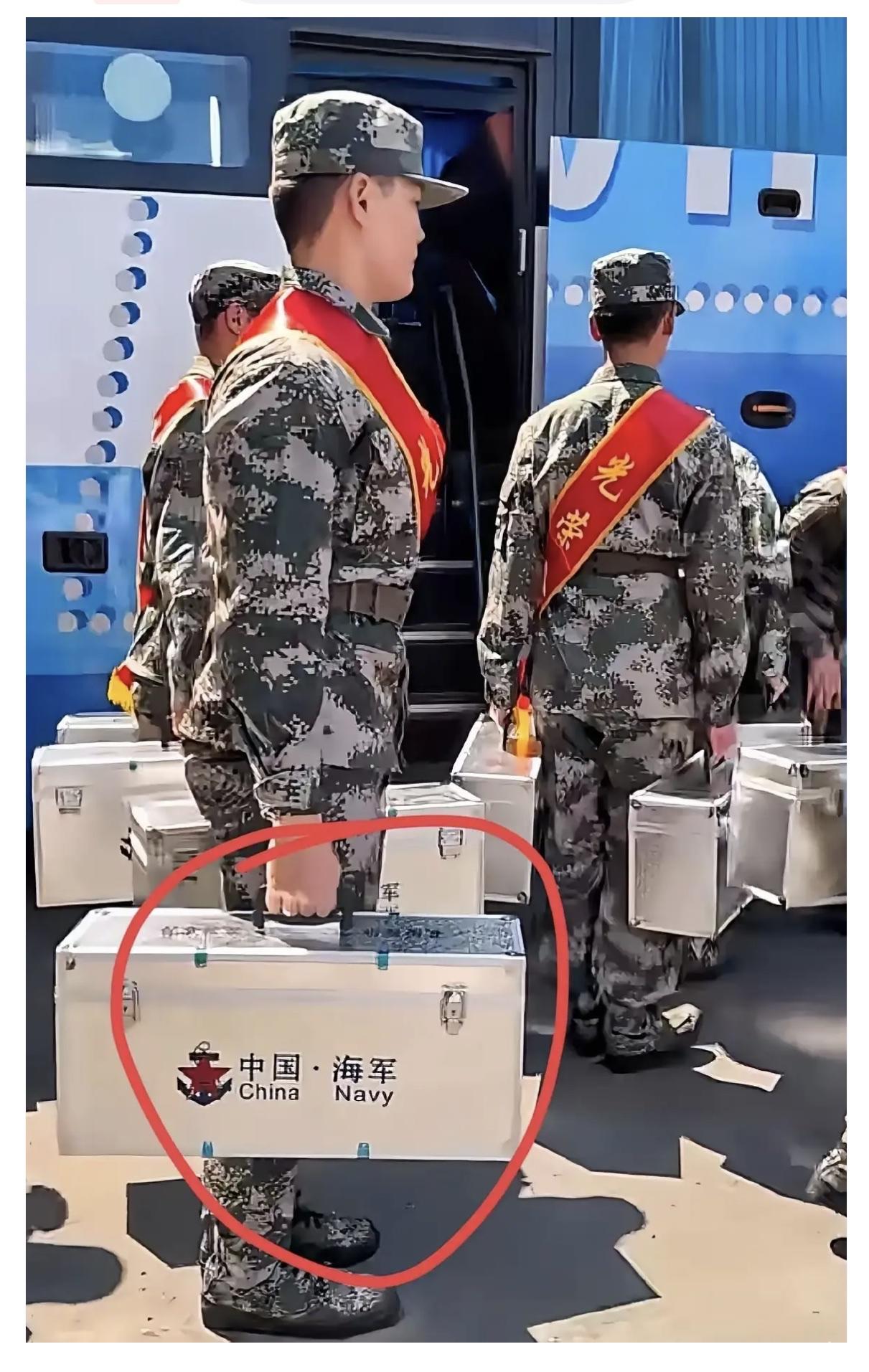 被惊讶到了
海军入伍就是不一样！

新兵入伍行李装备：海军和其他军种新兵明显不同