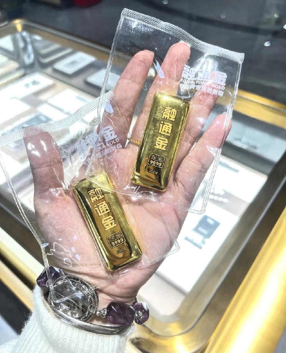 昨天和前天买黄金的人，
现在睡着都要被笑醒了！

金价大幅跳水，市场两种人心境天