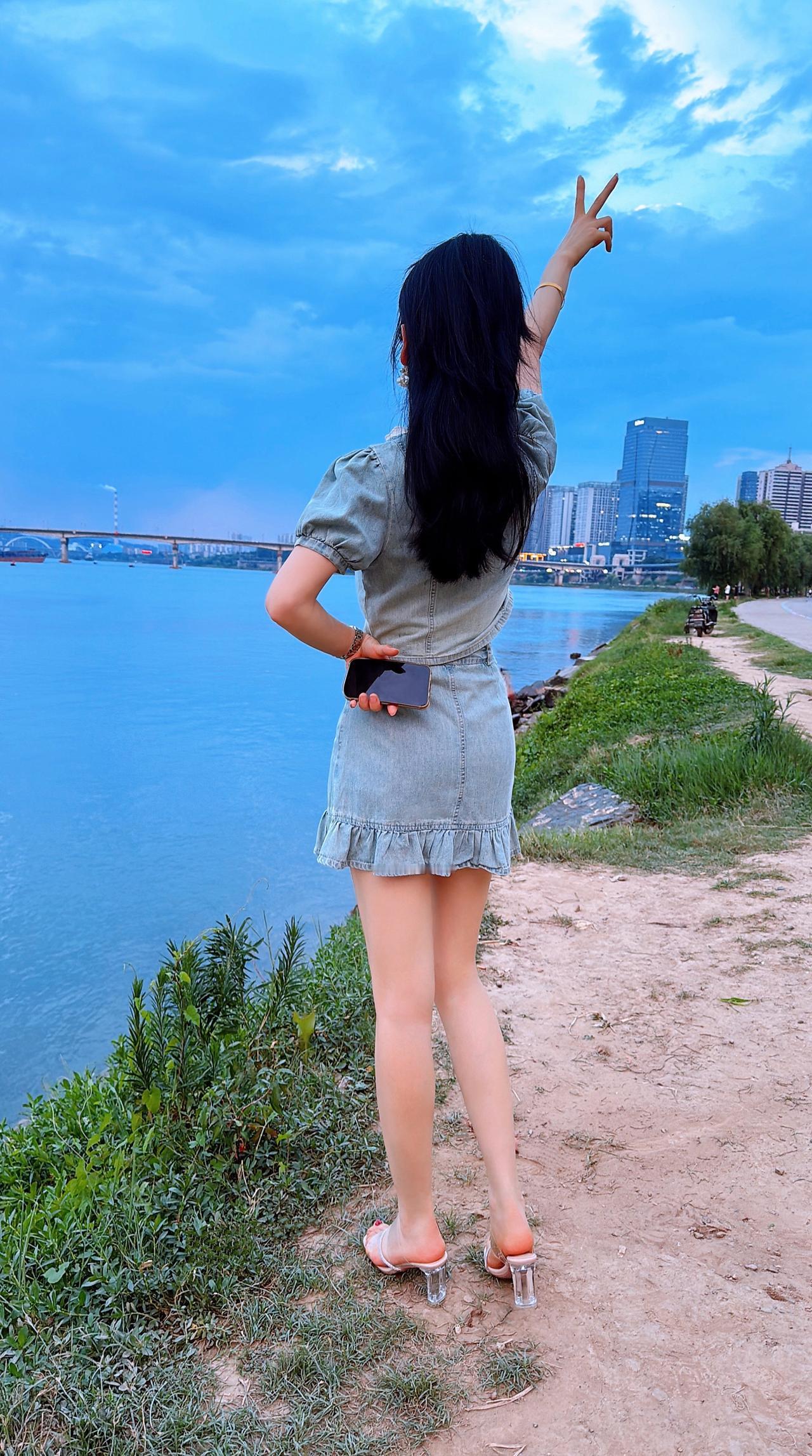 人这辈子 总是在等，等将来，等不忙，等下次，等有时间，等有条件，等有钱了，可后来