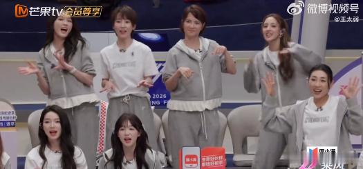 谢楠好像在孩子看文艺汇演 浪姐一公小考，谢楠在台下成了“表情帝”。她看李小冉表演