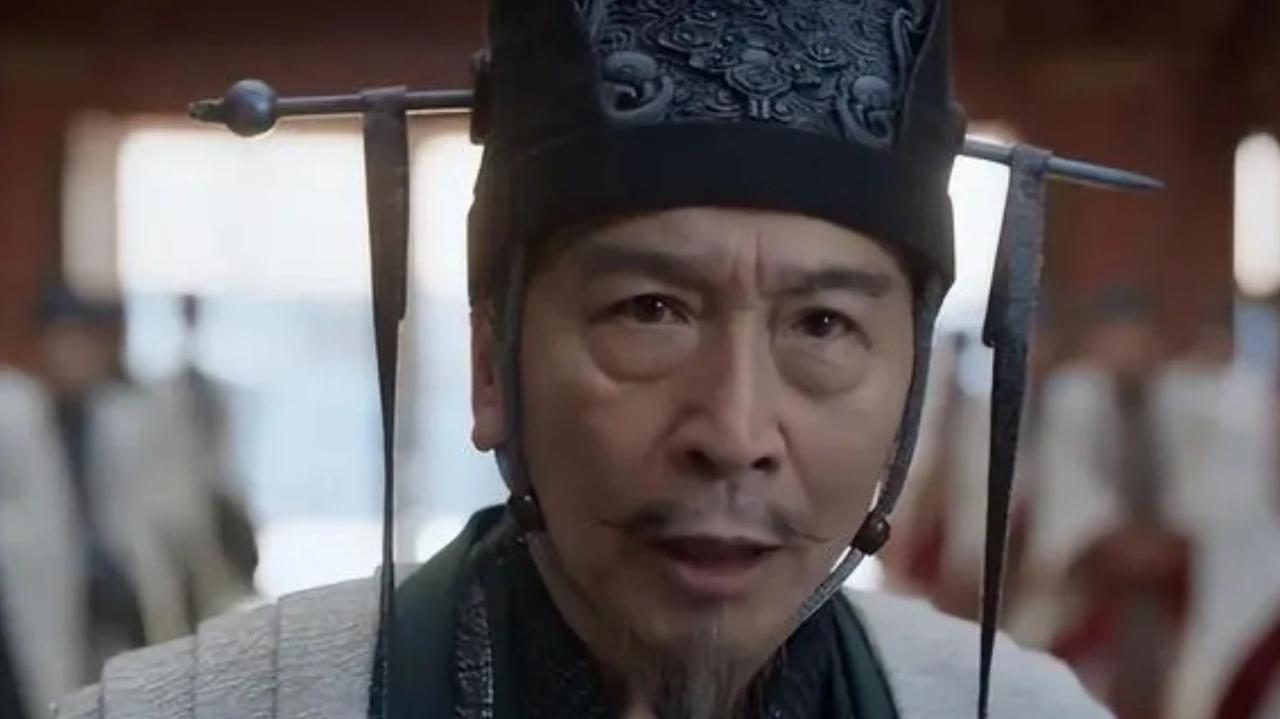 赖名成的饰演者是国家一级演员毕彦君。他在出场的短短几集之中，塑造了一个正义凛然、
