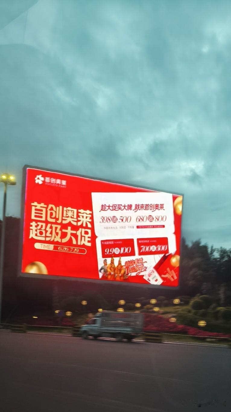 35℃以上。
后来又去了昆明，完全是另一番景象。昆明不愧是“春城”，夏日依旧凉爽