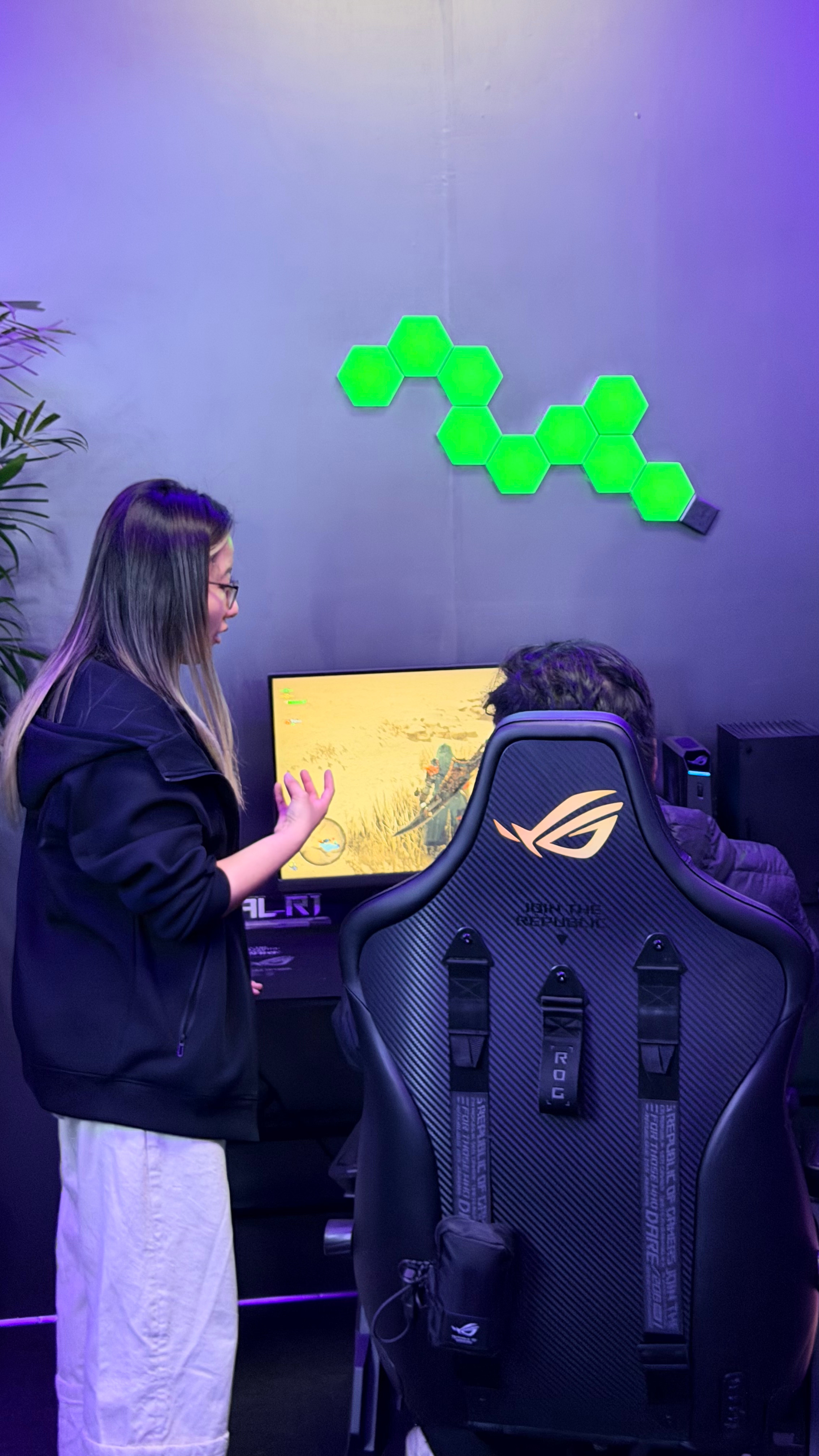 朋友们AWE 2026 XREAL展台，人潮拥挤呀！全系列产品都给摆出来了，体验