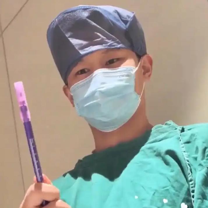 这位准爸爸的创意真是既实用又温馨！在陪产过程中携带带有猪肉记号笔为新生儿做标记，