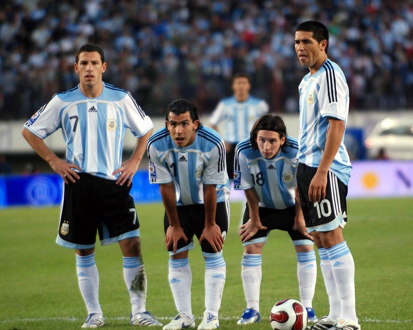 阿根廷国家队英文官推：哪一个人应该主罚任意球？ 👀#阿根廷球迷俱乐部[超话]#