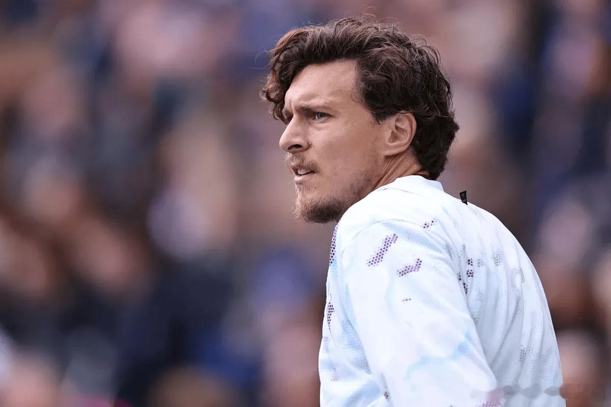 本赛季仅3次登场！林德洛夫：怀念曼联时光，留下都是好回忆瑞典中卫林德洛夫在今夏与