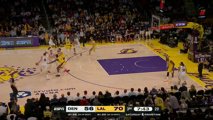 掘金当家球星约基奇真是一名天才传球手！在今天进行的掘金和湖人的焦点战中，约基奇奉