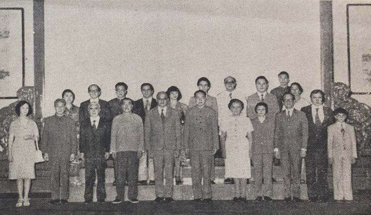 华国锋同埃切维里亚先生和夫人及其随行人员合影。