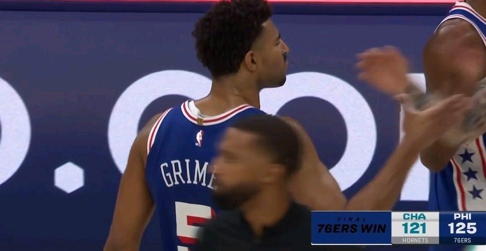 没想到吧！76人两连胜开局。第四节还有4分50秒依然落后黄蜂8分，改写战局的男人