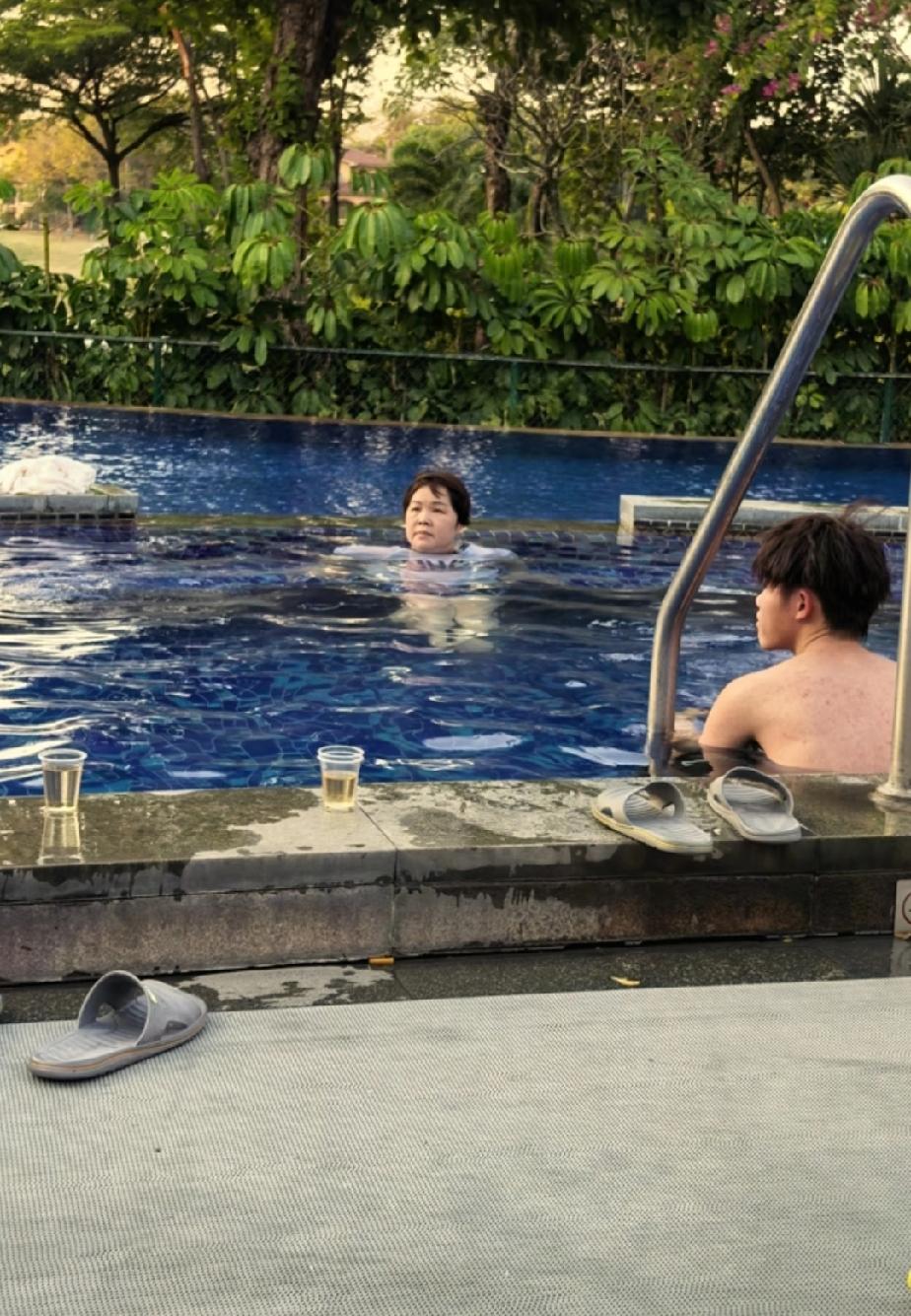 叶锐聪的爸爸妈妈带着儿子去泡温泉，温暖的泉水包裹着身体，一家人的心里也满是甜蜜。