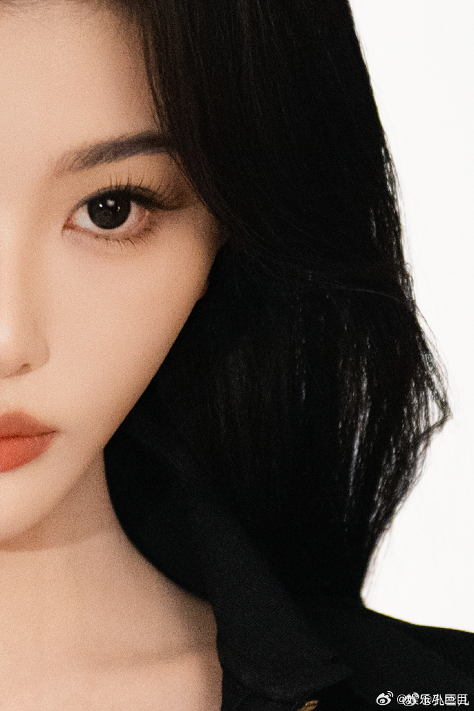 孔雪儿戴个墨镜帅成啥了谁懂啊！孔雪儿戴墨镜的样子直接戳中我的心巴！摘下墨镜是温柔