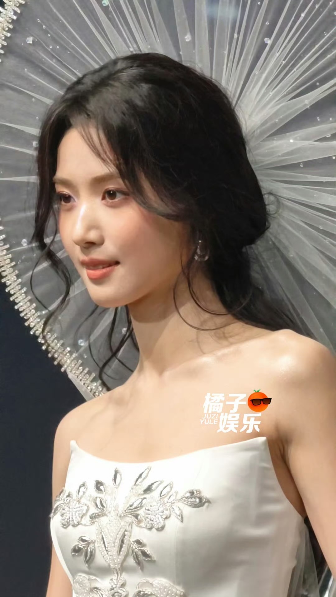 卢昱晓美神怼脸 微博之夜的状态真的是太漂亮了呀，我们的卢昱晓美神怼脸，完全感受到