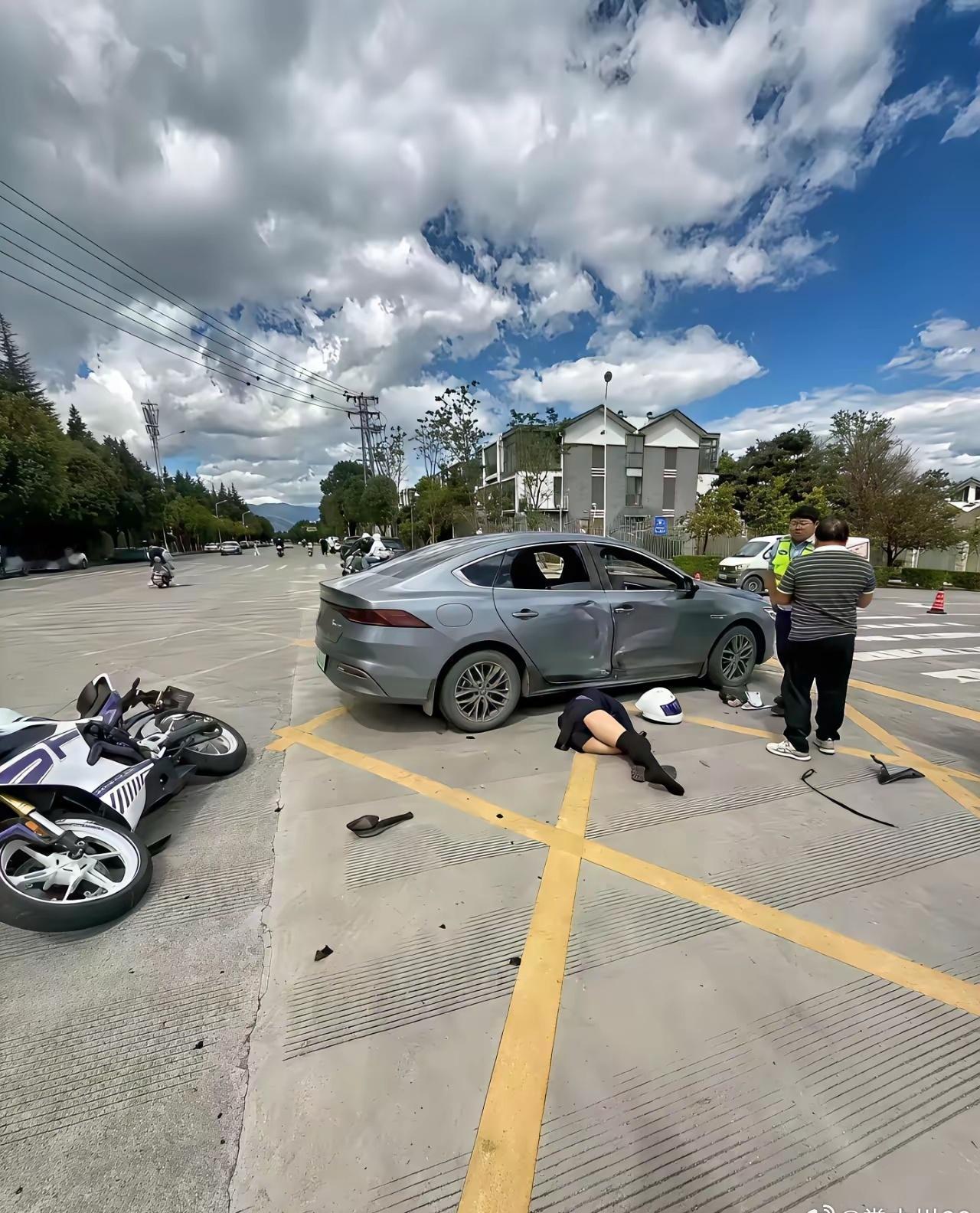 ​说句不中听的大实话，我觉得女孩真的不太适合玩机车。那铁疙瘩动不动两三百斤，别说