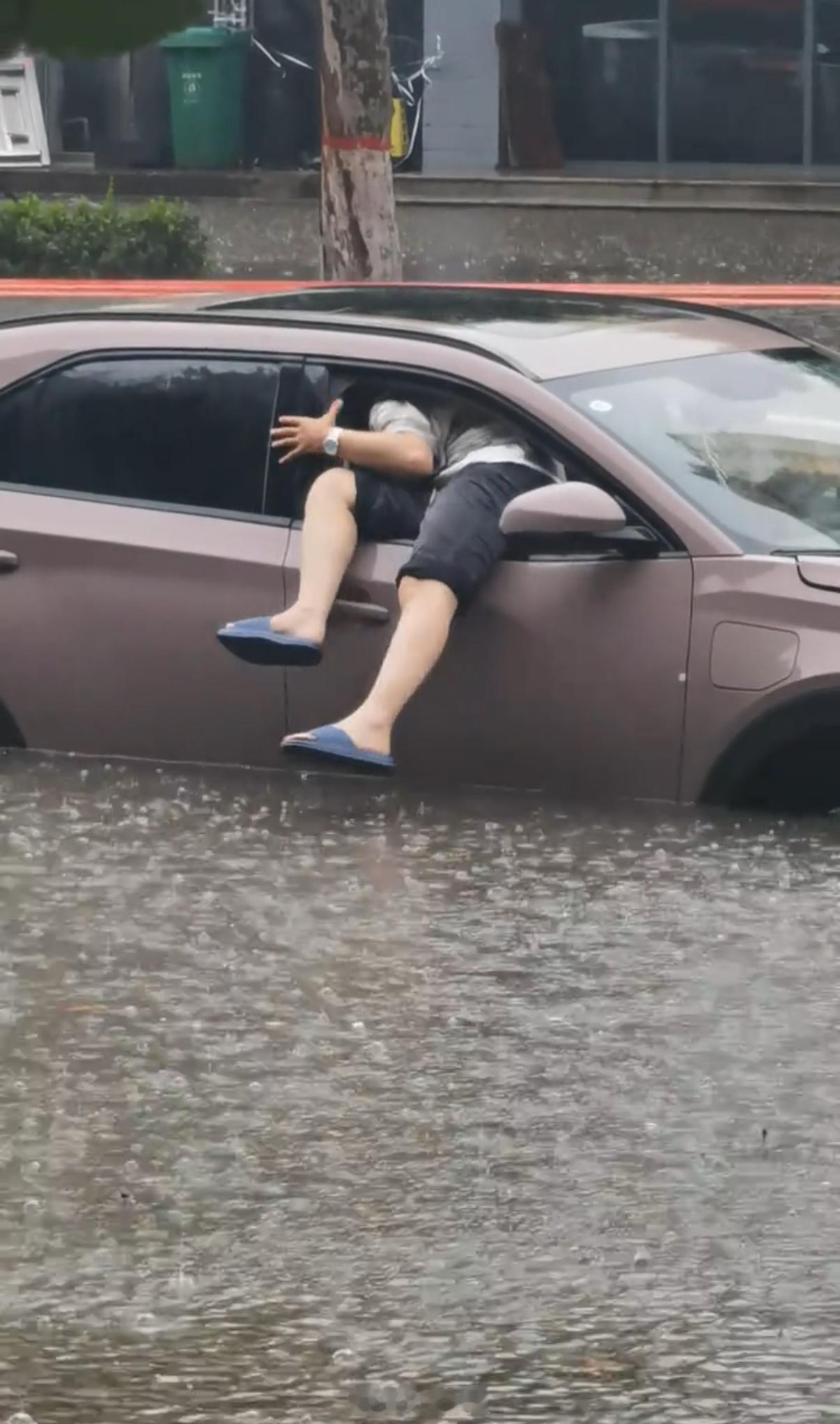 北京因灾死亡30人刚从楼下回来，雨还在大....刚看了眼直播，我以为桥底下是河呢