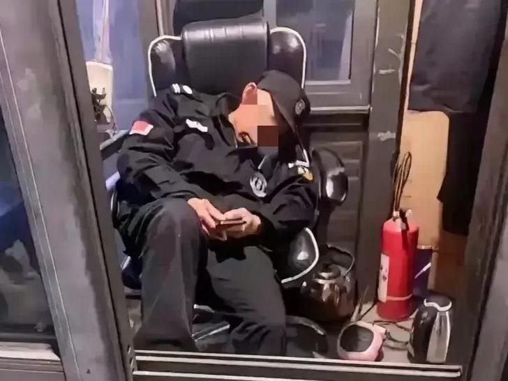 太让人揪心了！吉林长春，一位54岁的大叔，为了贴补家用找了份保安的工作。谁能想到