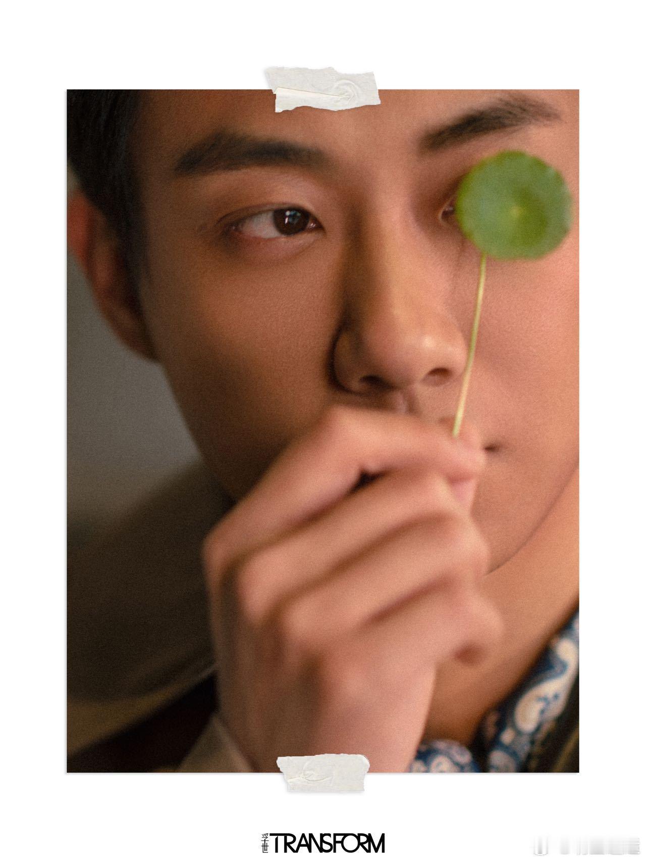 浪姐一公直播高至霆在北京明城墙上拍杂志一边关注浪姐一公直播，一边欣赏在北京明城墙