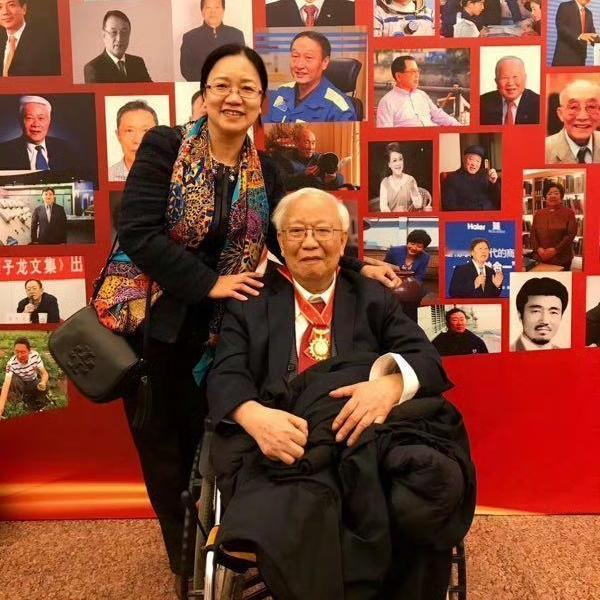 2018年，胡福明在女儿陪同下，去北京参会时在人民大会堂，一张罕见的合影， ​镜