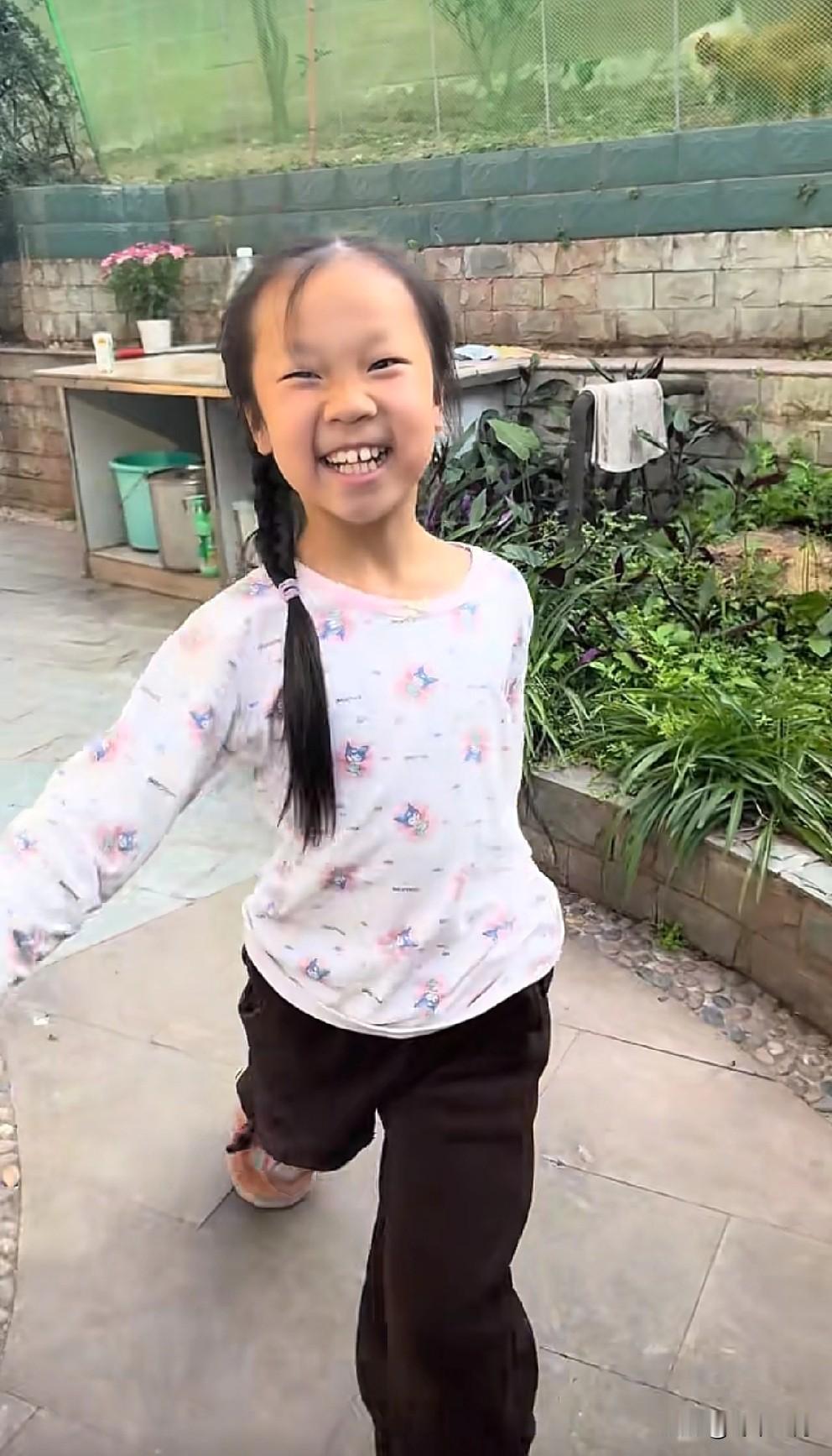 甘宇翼的女儿甘二妹挺适合练舞蹈啊。自从上次跟幺妈练习模特步后，焕发了舞蹈的潜能。